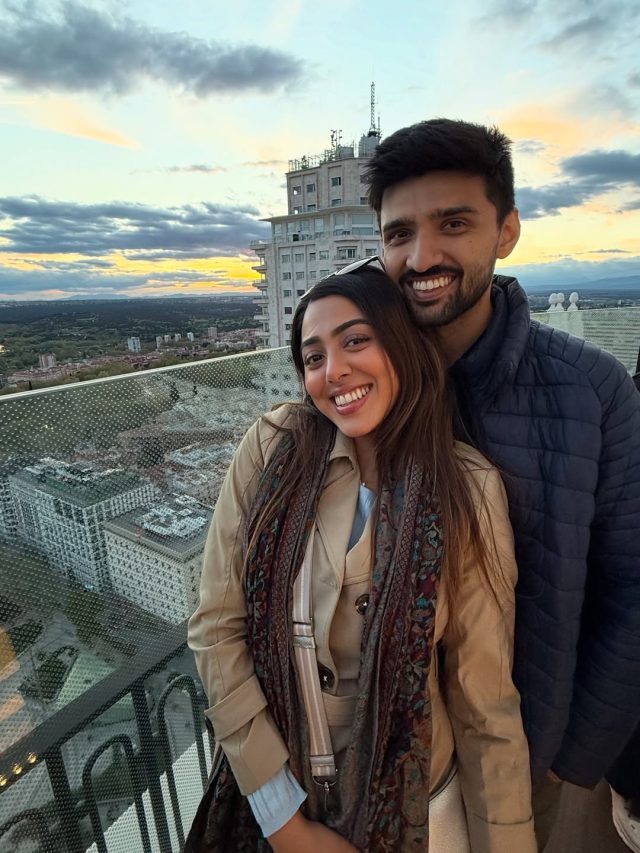 शादी को हुए 6 महीने, विदेश में पति संग रोमांटिक हुई एक्ट्रेस, बोली- प्यार में डूबे...