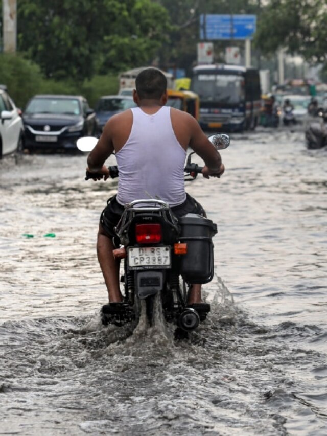 कहीं डूबे वाहन, कहीं खिलखिलाते चेहरे, देखें Delhi Rains की तस्वीरें