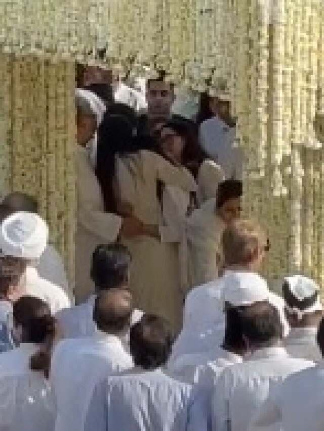 संजय कपूर के अंतिम संस्कार में दुख से टूटे बच्चे, करिश्मा कपूर ने संभाला, VIDEO