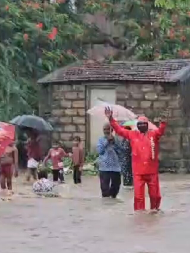 ऊफान पर नदियां, सड़क पर तैर रहे लोग... देखें मॉनसूनी बारिश में डूबा गुजरात
