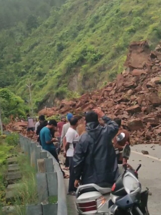 ऋषिकेश-बद्रीनाथ NH पर खतरनाक लैंडस्लाड, यातायात ठप, पर्यटक-तीर्थयात्री फंसे