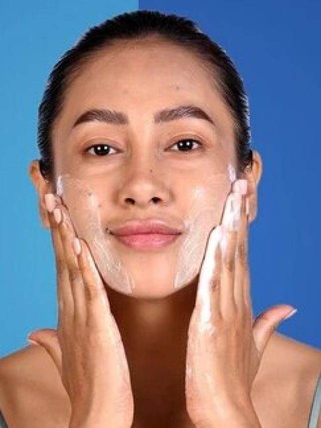 ফেসওয়াশ না ক্লিনজার? মুখ পরিষ্কারে কোনটা  বেশি ভাল?