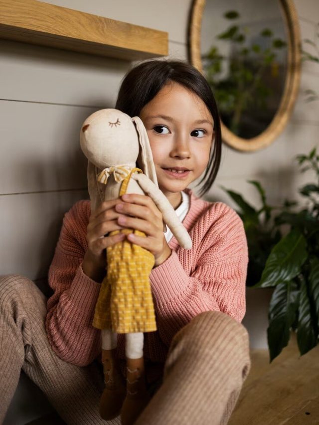 শিশুর মানসিক বিকাশ ঘটাতে পারে গিফটের পুতুল, ভুল 'ডল' দেবেন না