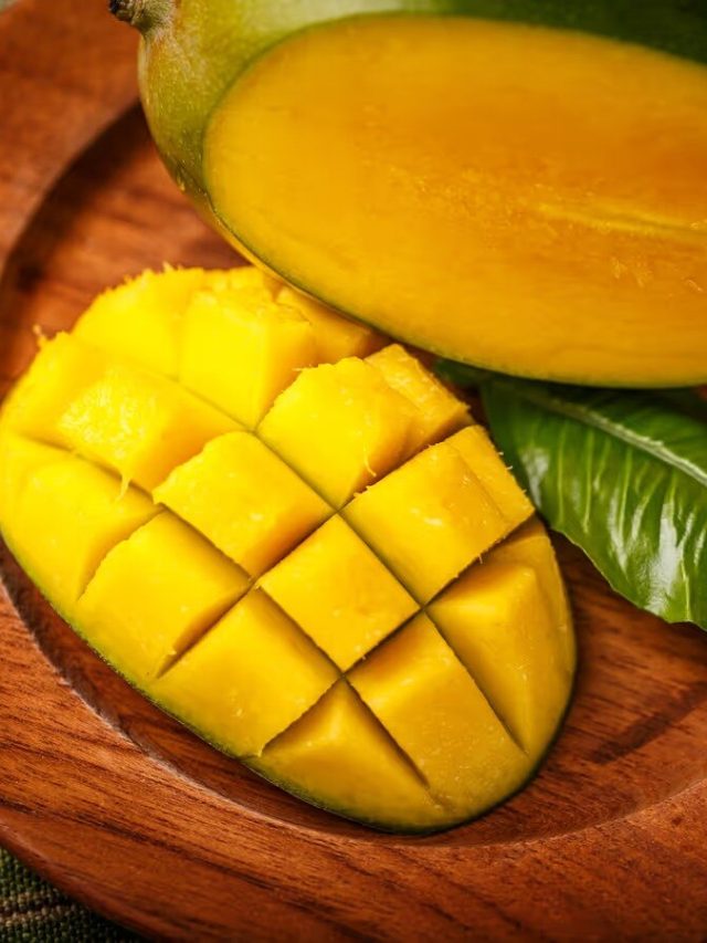 পাকা আম মুখে লাগালেই চিরযৌবন, কীভাবে মাখবেন, জানুন