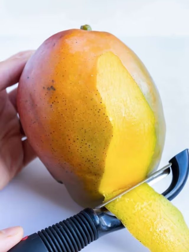 পাকা আম খেতে গিয়ে খোসা খেয়ে ফেলছেন? কী হয়  জানুন