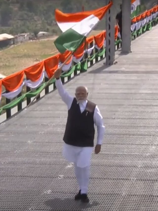उद्धाटन के बाद चिनाब ब्रिज पर हाथ में तिरंगा लेकर निकले PM मोदी, देखें Video