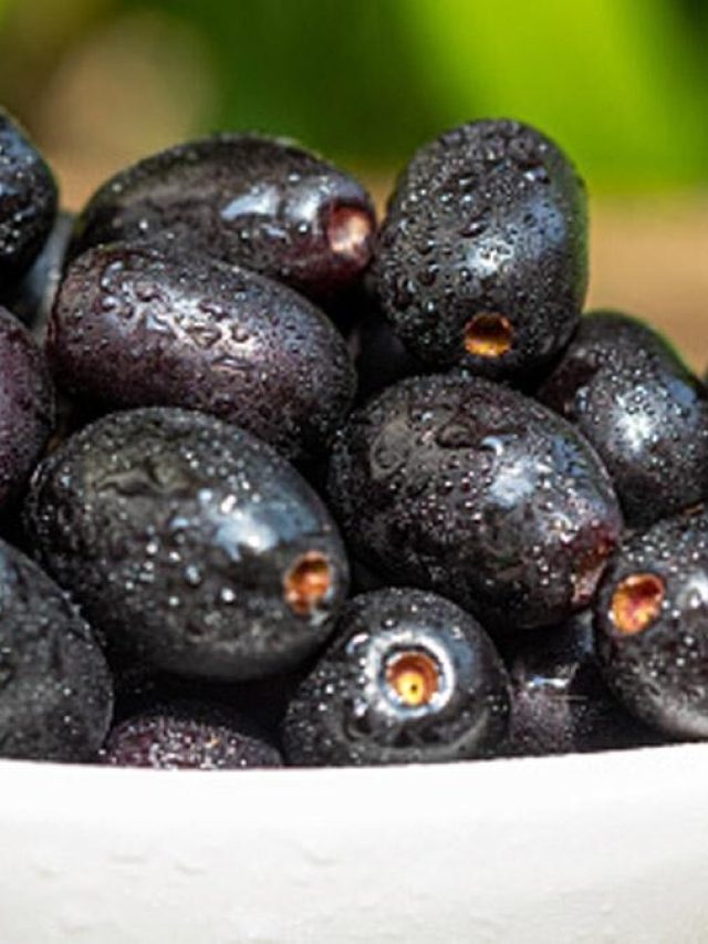 খুব তো জাম খাচ্ছেন, শরীরে কী হচ্ছে জানেন