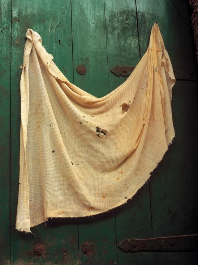 বারান্দায়-দরজায় ছেঁড়া ন্যাকড়া শুকোন? জীবনে সুখের মুখ দেখবেন না