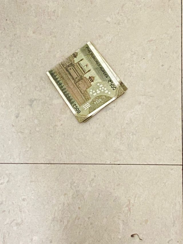 রাস্তায় টাকা কুড়িয়ে পাওয়া শুভ নাকি অশুভ, কীসের ইঙ্গিত জানেন?