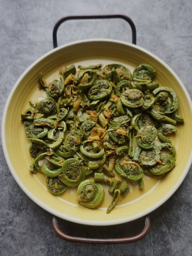 ঢেঁকি শাকের রসা, বাঙালরা এভাবে খায়, আপনিও বানাতে পারেন এই নিরামিষ অমৃত