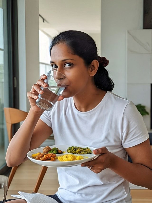 खाना खाते हुए पानी पीना शरीर के लिए हानिकारक? जानें इस दावे में है कितनी सच्चाई