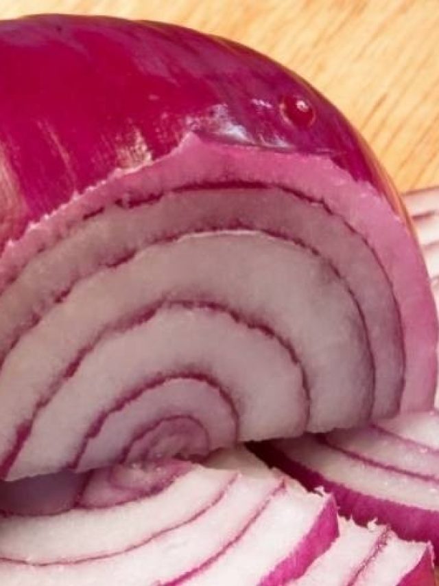 কাঁচা পেঁয়াজ এঁদের জন্য বিষ, কারা  ভুলেও খাবেন না