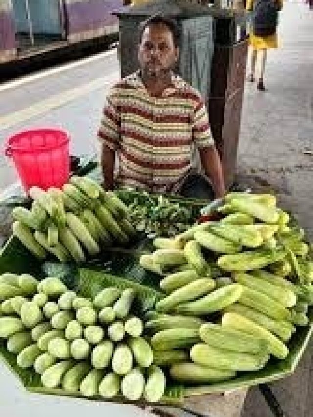 রাস্তায় বেরিয়েই শসা খাচ্ছেন? শরীরে কী হচ্ছে জানেন?