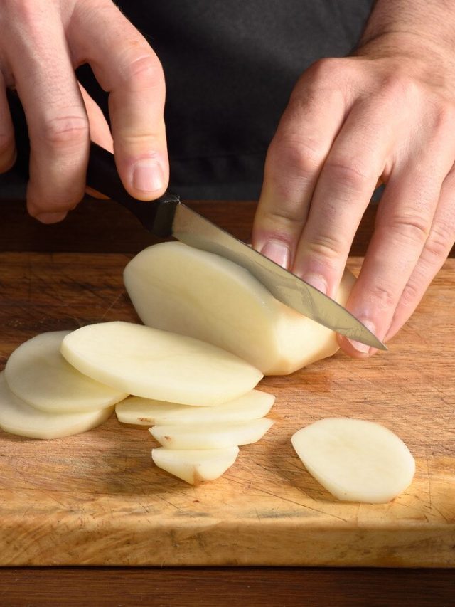 মাছের ঝোল-ঝাল হোক বা পোস্ত, কোন রান্নায় কেমন আলু কাটবেন?