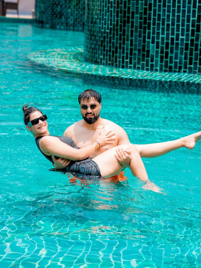 दूसरी पत्नी संग पूल में रोमांटिक हुआ यूट्यूबर, गोद में उठाकर दिया पोज, छाई केमिस्ट्री