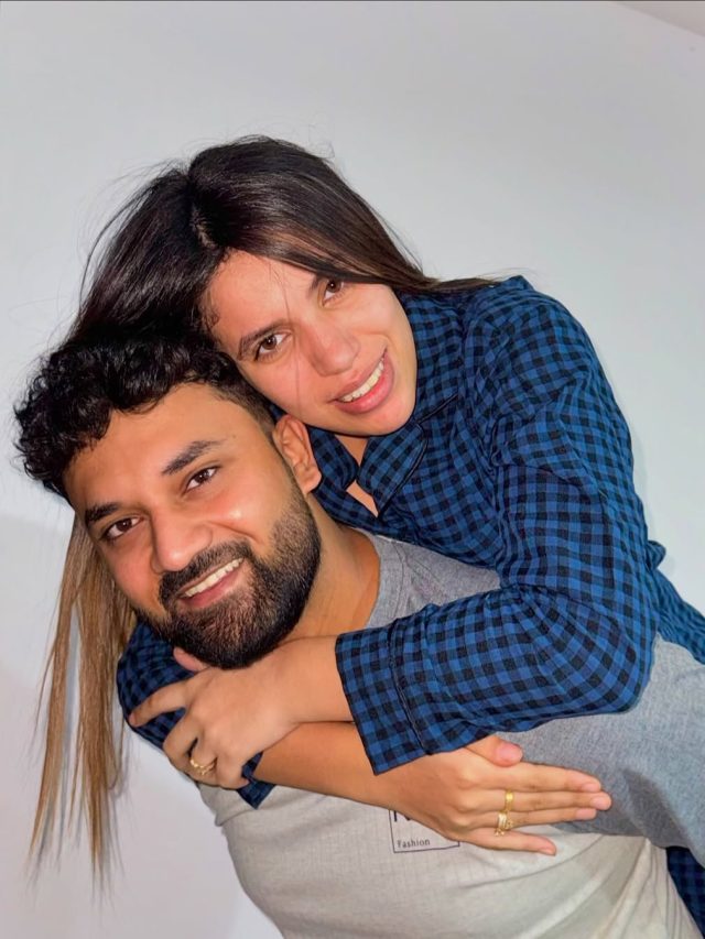 शादी को हुए 4 साल, दूसरी बार पापा बनने वाला है करोड़पति यूट्यूबर, पत्नी को किया Kiss