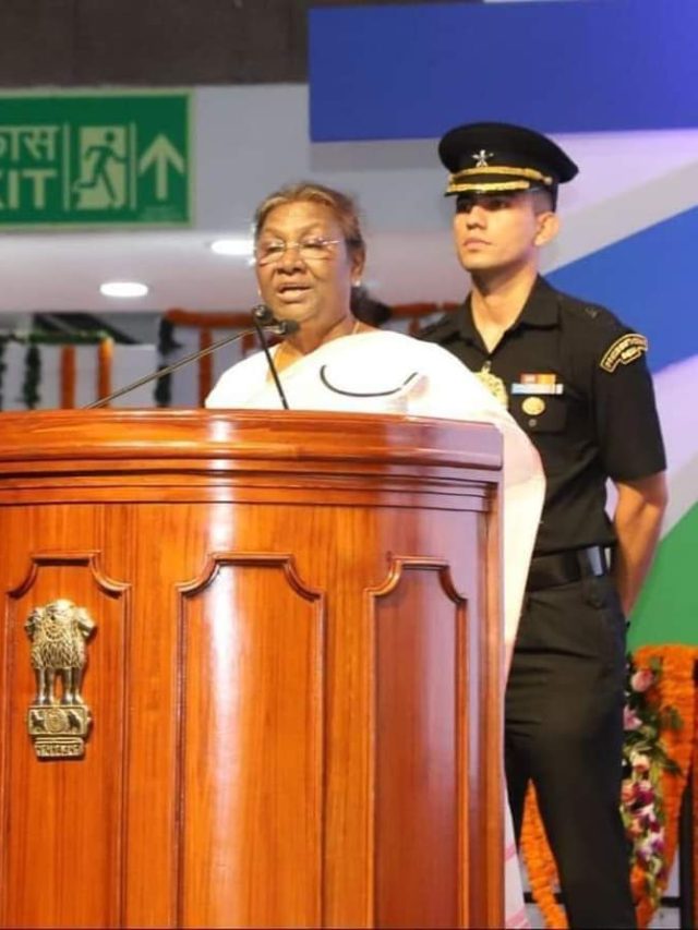 कौन हैं ये ऑफिसर... जो अक्सर राष्ट्रपति के बगल में खड़े दिखाई देते हैं?