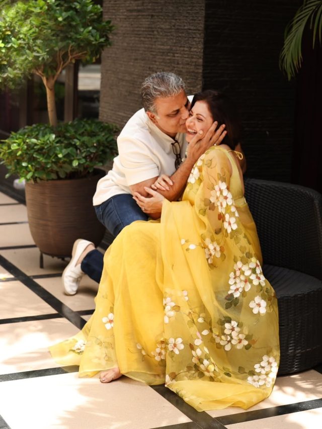 शादी को हुए 35 साल, पति ने किया Kiss, रोमांटिक हुई 56 साल की एक्ट्रेस