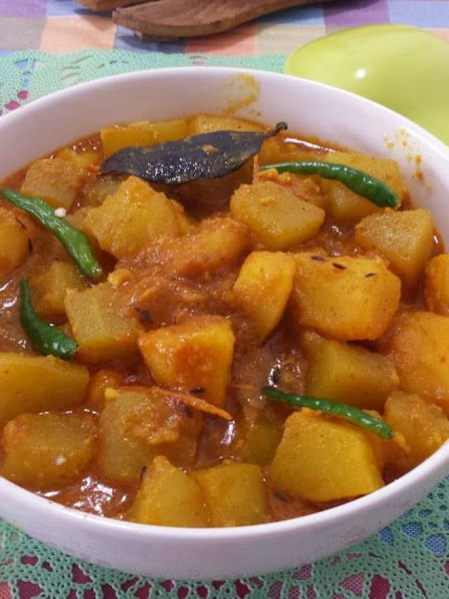 নিরামিষ পেঁপে আলুর তরকারি রাঁধুন এভাবে, রেসিপি রইল