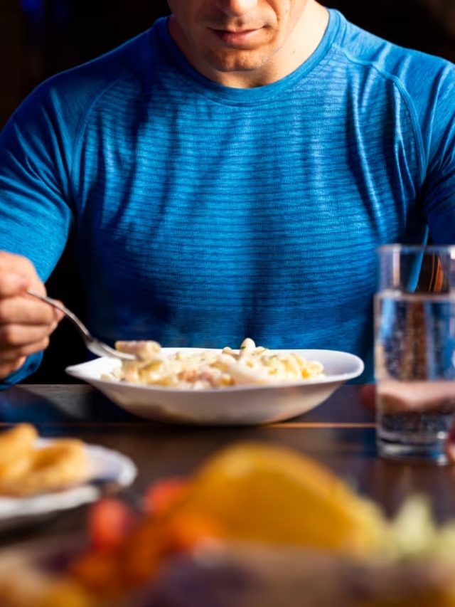 এদিকে বসে খাবার খেলে সর্বস্ব খোয়াবেন, জানুন জ্যোতিষ কী বলছে