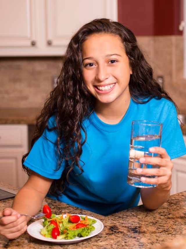 খাবার খেতে খেতে  জল খাওয়ার অভ্যাস? ভাল না খারাপ?