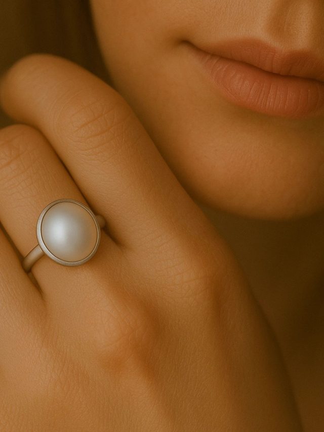 মন শান্ত করে  মুক্তোর আংটি! কোন আঙুলে পরবেন?