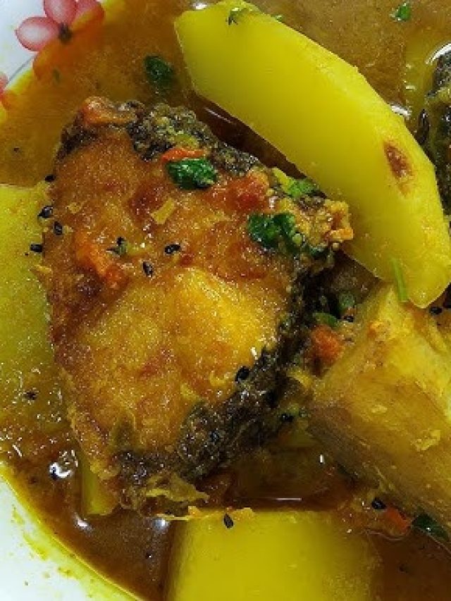 কাঁচকলা-পেঁপে-আলু-বড়ি দিয়ে রুই মাছের ঝোল, এটাই সেরা রেসিপি