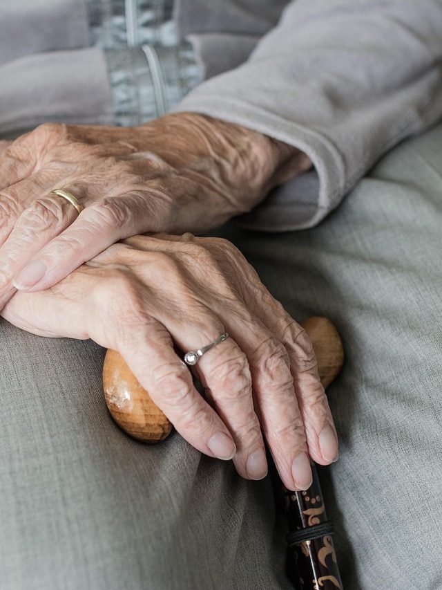 50-60 उम्र के बाद पैरेन्ट्स को न खाने दें ये फ्रूट्स, रखें उनकी सेहत का ख्याल