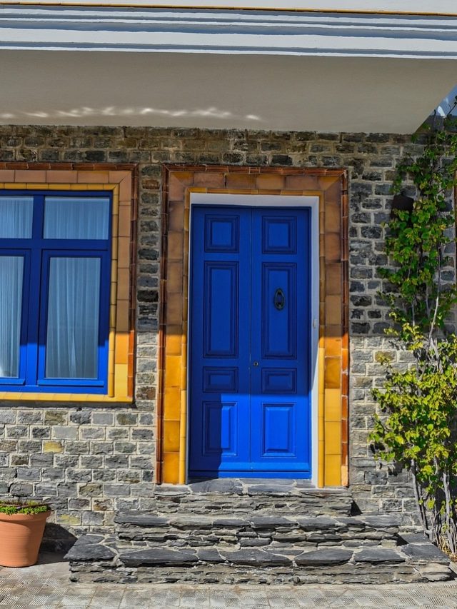 উন্নতি থেমে যায়, বাড়ির  প্রধান দরজার সামনে ৩ জিনিস রাখবেন না