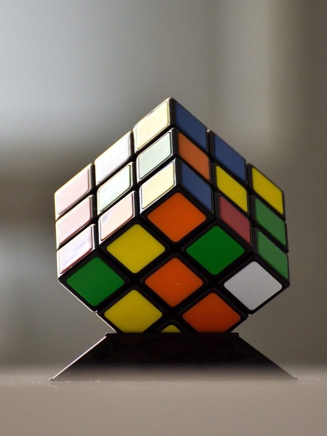 क्या आप भी नहीं सॉल्व कर पाते Rubik Cube? अब इसकी ट्रिक्स जान लीजिए