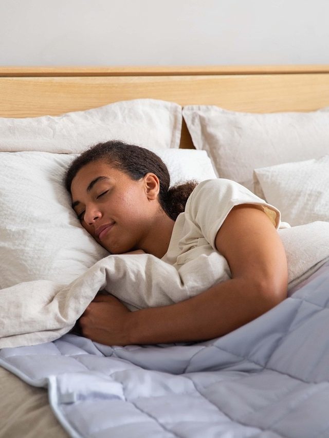 रात में सोने से पहले ना खाएं ये चीजें...उड़ जाएगी नींद, रात भर बदलते रहेंगे करवट