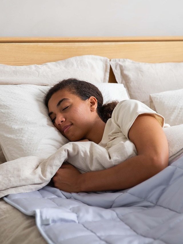 क्या आप भी सोते समय तकिया लगाते हैं? फायदे के साथ नुकसान भी जान लीजिए