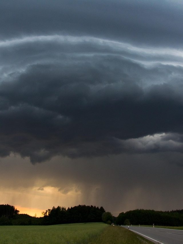 বৃষ্টির মেঘ কালো হয় কেন? বিজ্ঞানের উত্তরটা জানুন