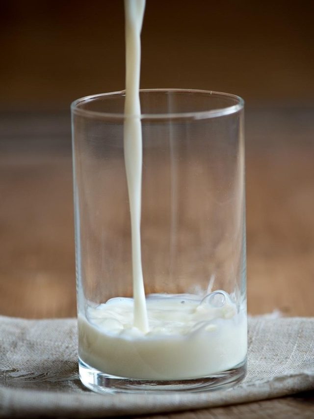 কোষ্ঠকাঠিন্য চিরতরে দূর হবে! রাতে দুধে মিশিয়ে খান এই জিনিস