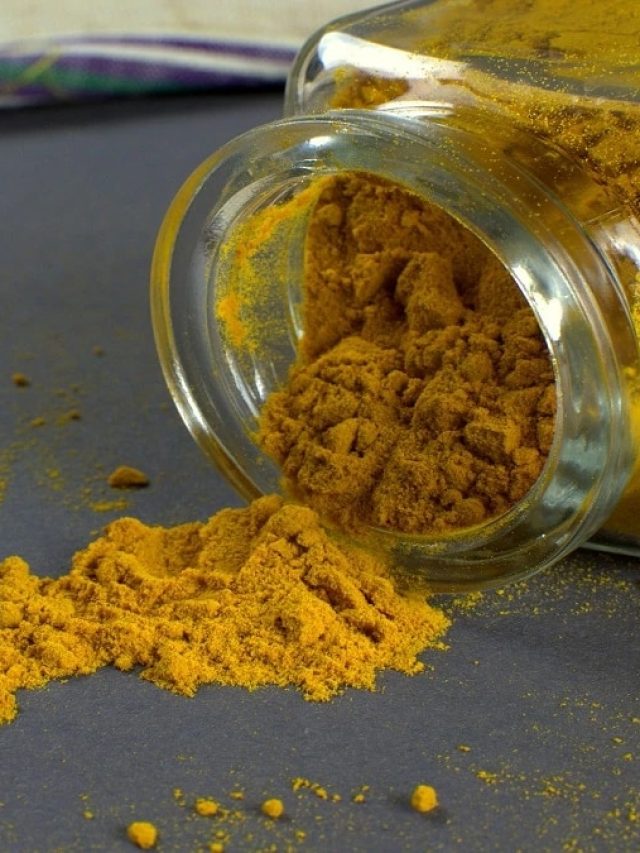 রান্নায় বেশি হলুদ পড়েছে? মুশকিল আসান হবে টোটকায়