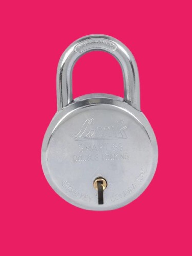 লোহার তালা বালিশের নীচে রেখে রোজ ঘুমোন, তাতেই খেলা শেষ