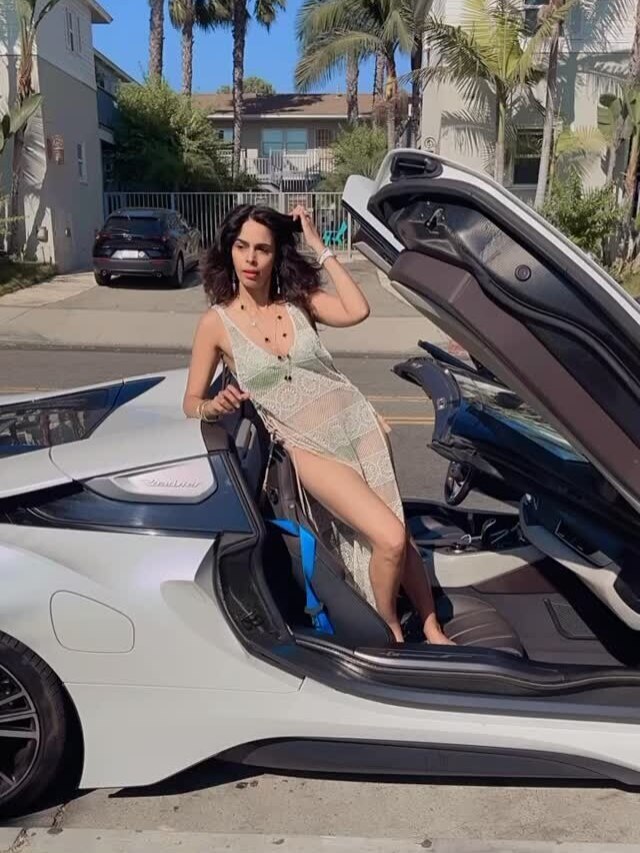 48 की उम्र में फिट हैं मल्लिका, फ्लॉन्ट की 'बिकिनी बॉडी', यूजर्स बोले- सीक्रेट क्या है?