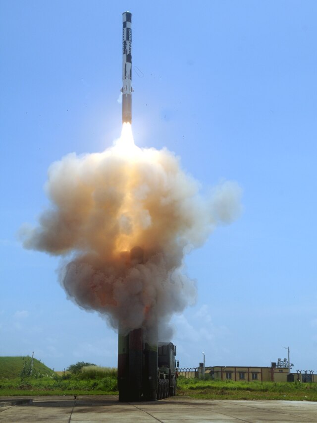 कौन होते हैं वो अफसर, जो BrahMos मिसाइल फायर करते हैं?