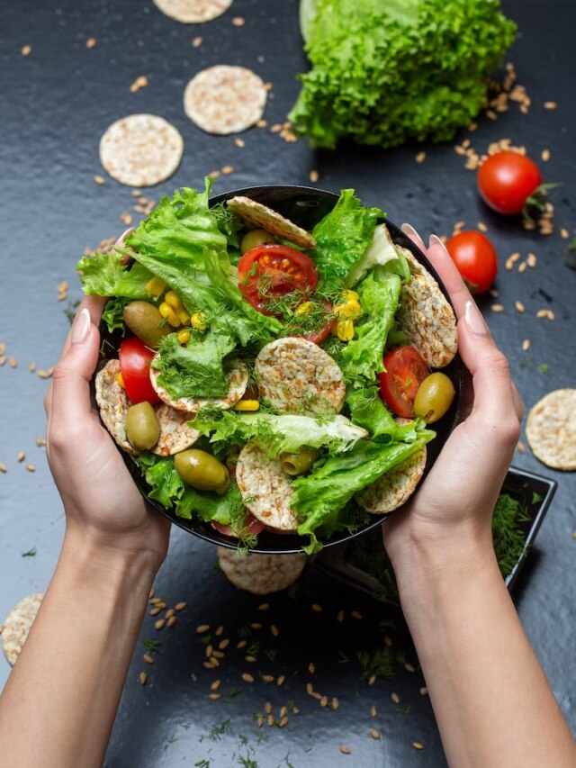 बारिश में फूड पॉइजनिंग से बचना है तो भूलकर भी ना खाएं ये चीजें, बिगड़ सकती है सेहत