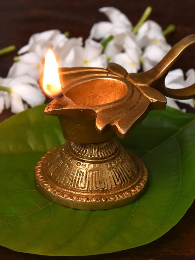 ভাল সময় ফেরাতে পারে প্রদীপ! রইল সমস্যা এড়ানোর টোটকা