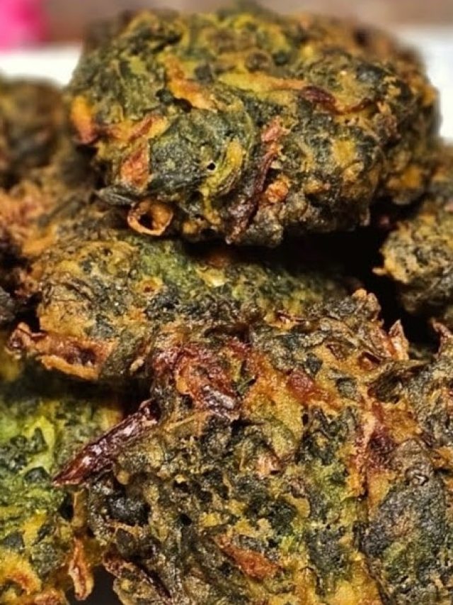 সময় লাগে খুব অল্প, এভাবে বানান লাউপাতার মুচমুচে বড়া