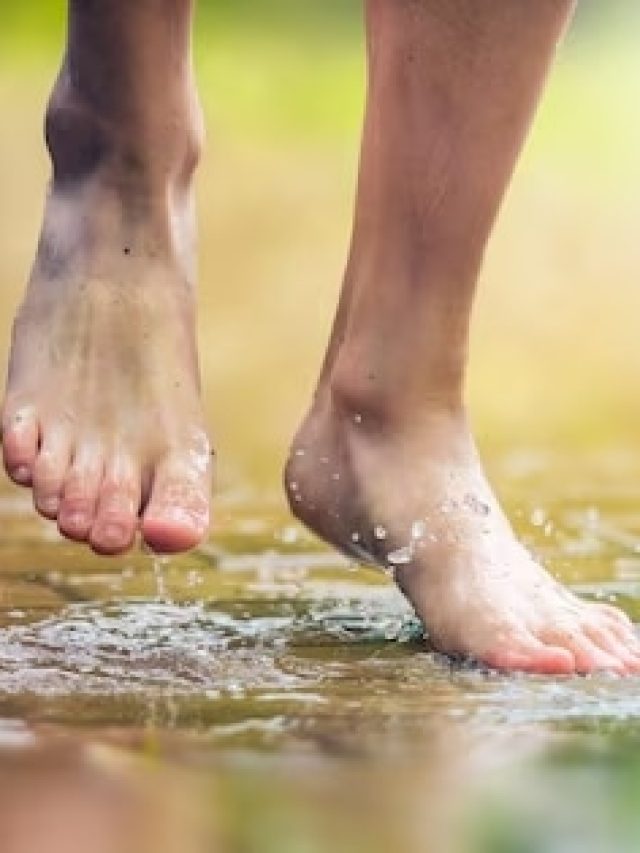 জল-কাদায় পায়ের দফারফা? এই ৫ টিপস মেনে চললে দুর্গন্ধ হবে না
