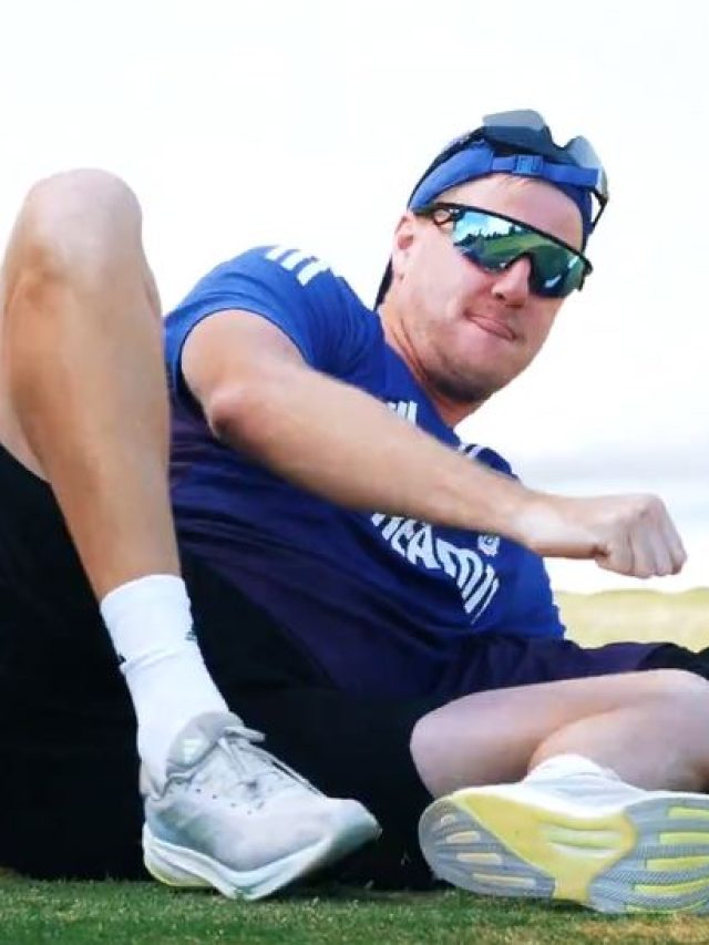 टीम इंडिया के बॉलिंग कोच संग इस खिलाड़ी ने की रेसलिंग, वायरल हुआ VIDEO