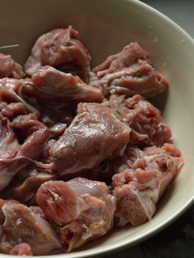 পাঁঠার মাংস বেশি ধুতে নেই কেন? কারণ জানলে মুখ হাঁ হবে