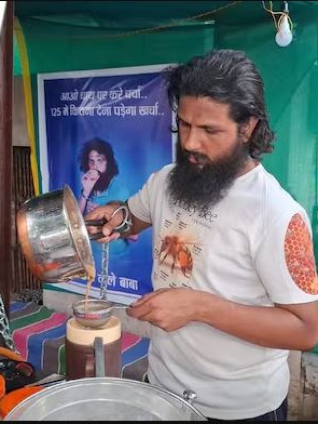 आखिर क्यों हथकड़ी लगाकर चाय बेच रहा ये शख्स? टपरी पर टांगा शादी का सहरा और वरमाला