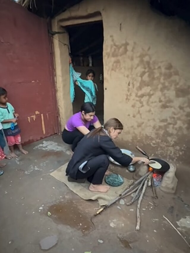 करोड़पति Youtuber की पत्नियां, छोड़ी लग्जरी लाइफ, चूल्हे पर बनाया खाना