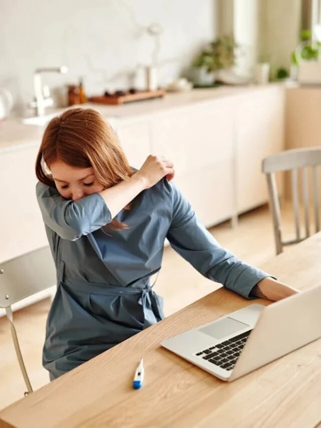क्या आप भी अचानक रोक लेते हैं छींक? सेहत के लिए हो सकता है खतरनाक