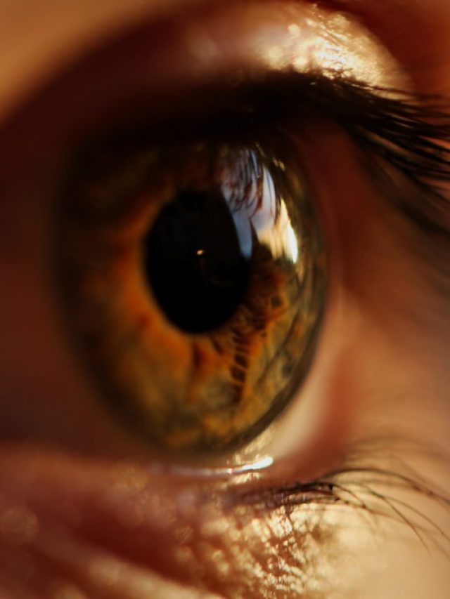 চোখ পিটপিট করা কীসের ইঙ্গিত? জেনে নিন শুভ না অশুভ