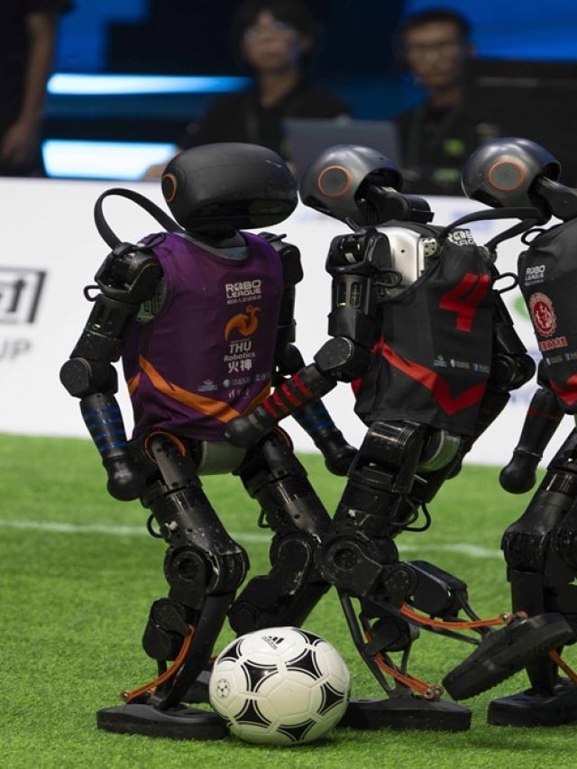 पहली बार AI Robot के बीच हुआ फुटबॉल मैच, मेसी-रोनाल्डो जैसी लगाई किक