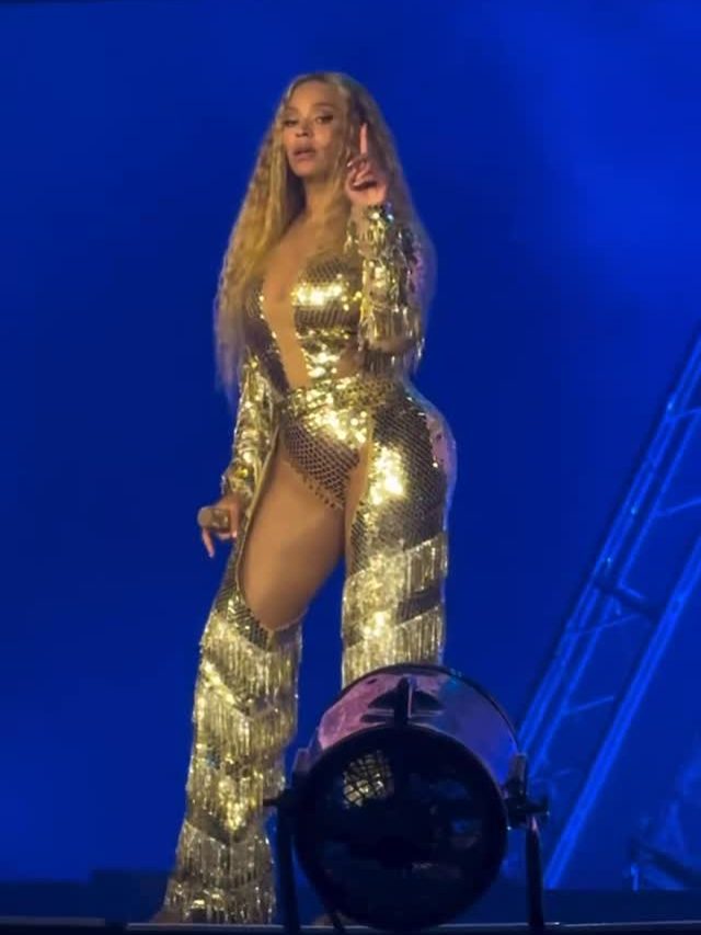 बीच कॉन्सर्ट में उतरी सिंगर की पैंट, Oops मोमेंट को ऐसे संभाला, हुई तारीफ